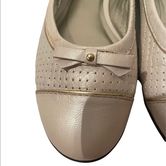 Talbots Cream with Gold Accents Flat Shoes NWOT Size 7B - Picture 3 of 8